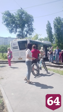 Появилось видео столкновения автобуса с деревом в Саратове